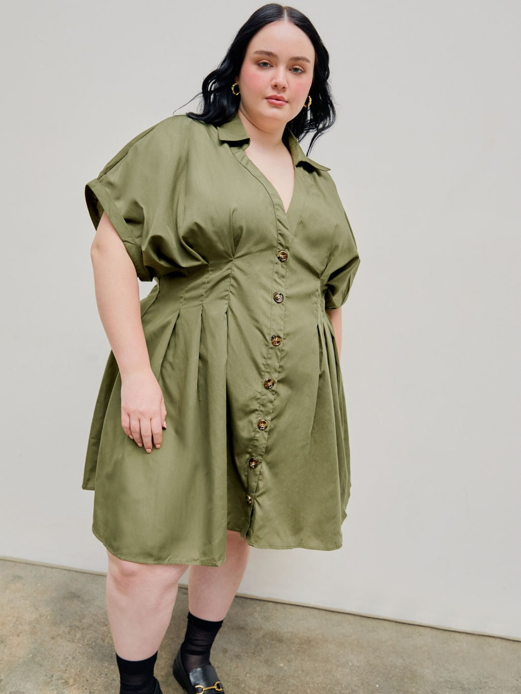 VANA | Modernes Kleid mit Knöpfen