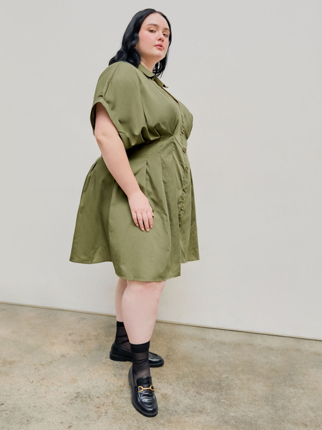 VANA | Modernes Kleid mit Knöpfen