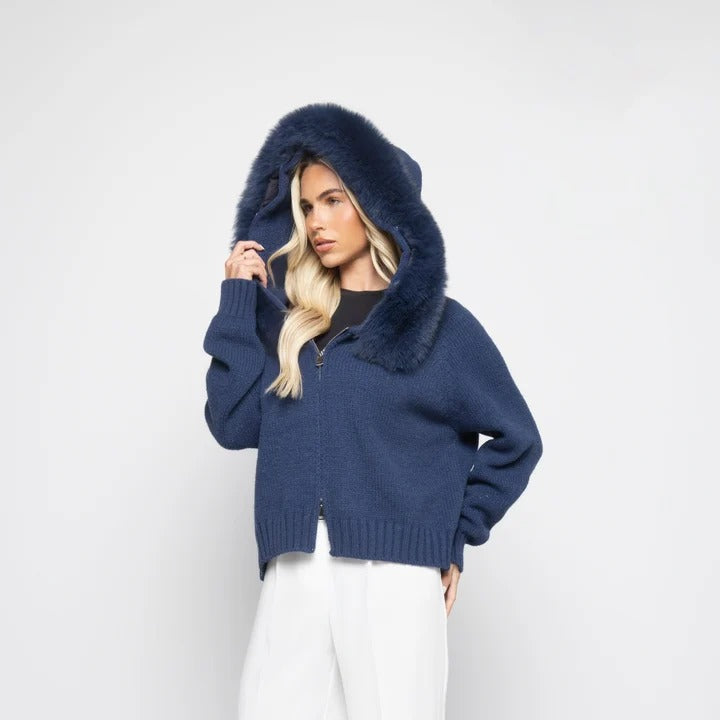 ADELE | Strickjacke mit Reißverschluss und Fellkapuze