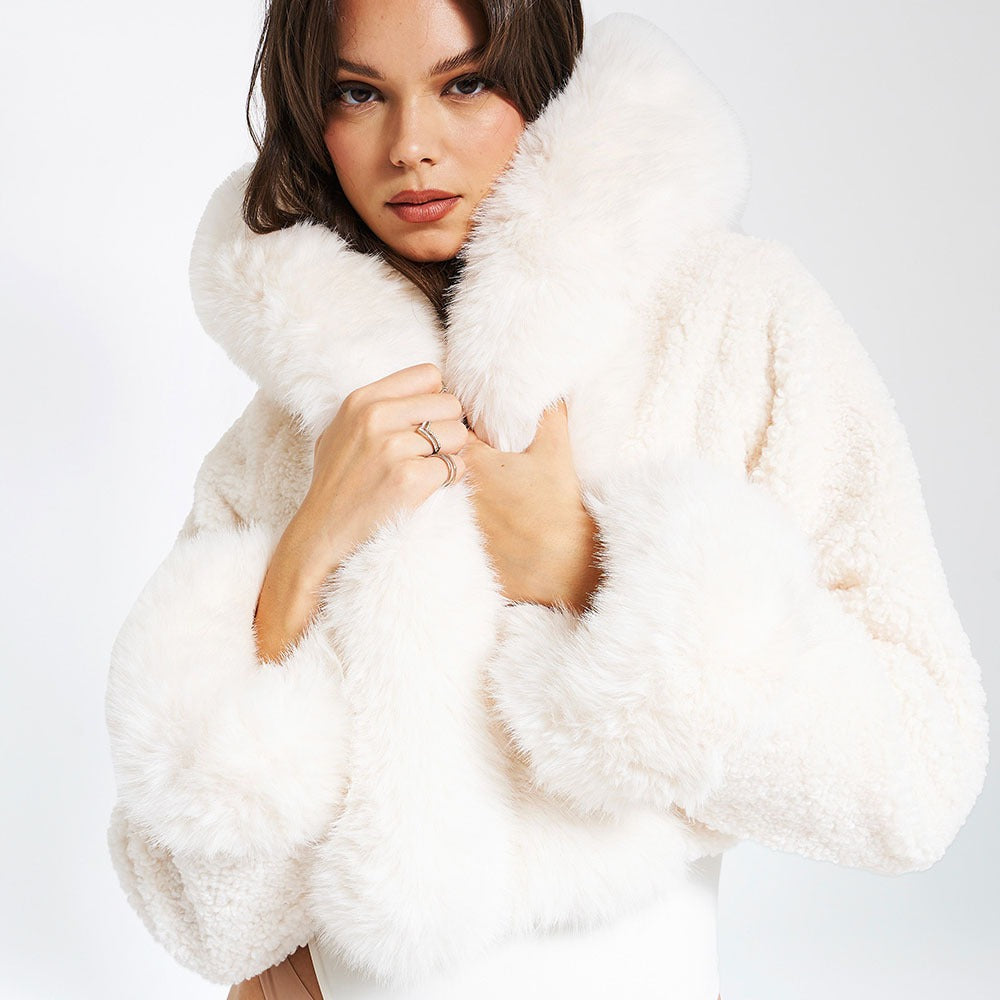 RIEL | Zeitlose Wolljacke mit Kapuze und Pelzkragen
