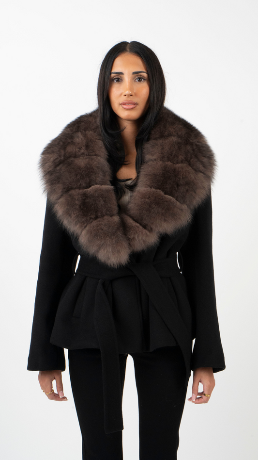 MADELAINE | Langärmlige Jacke mit Fellkragen