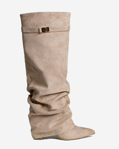 SADIE | Kniehohe Stiefel mit Faltenoptik und Schnallengurt