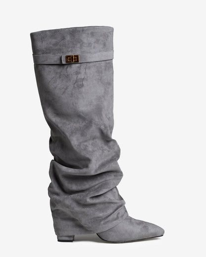 SADIE | Kniehohe Stiefel mit Faltenoptik und Schnallengurt