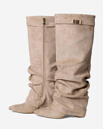 SADIE | Kniehohe Stiefel mit Faltenoptik und Schnallengurt