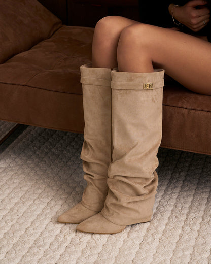 SADIE | Kniehohe Stiefel mit Faltenoptik und Schnallengurt