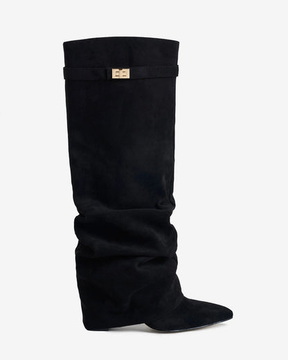 SADIE | Kniehohe Stiefel mit Faltenoptik und Schnallengurt