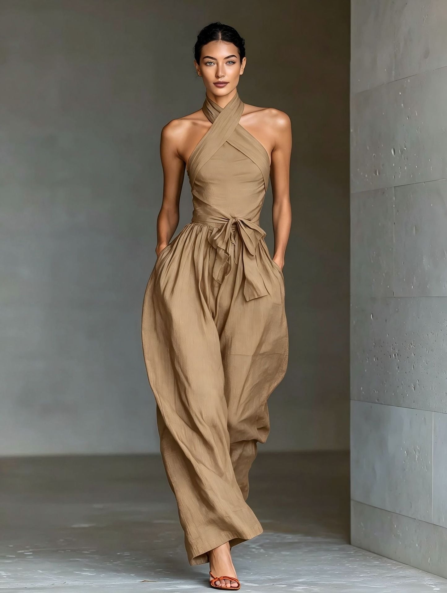 TIALDA | Jumpsuit mit Cross-Halter-Ausschnitt und weitem Bein